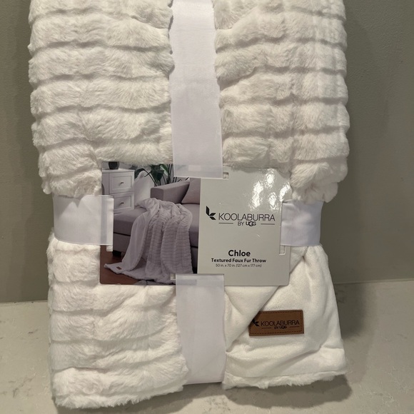 Koolaburra Textured White Faux Fur Throw - Picture 1 of 4